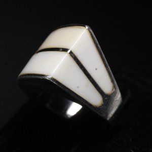 STERLING SILVER CONCH SHELL MODERNIST GEOMETRIC RING